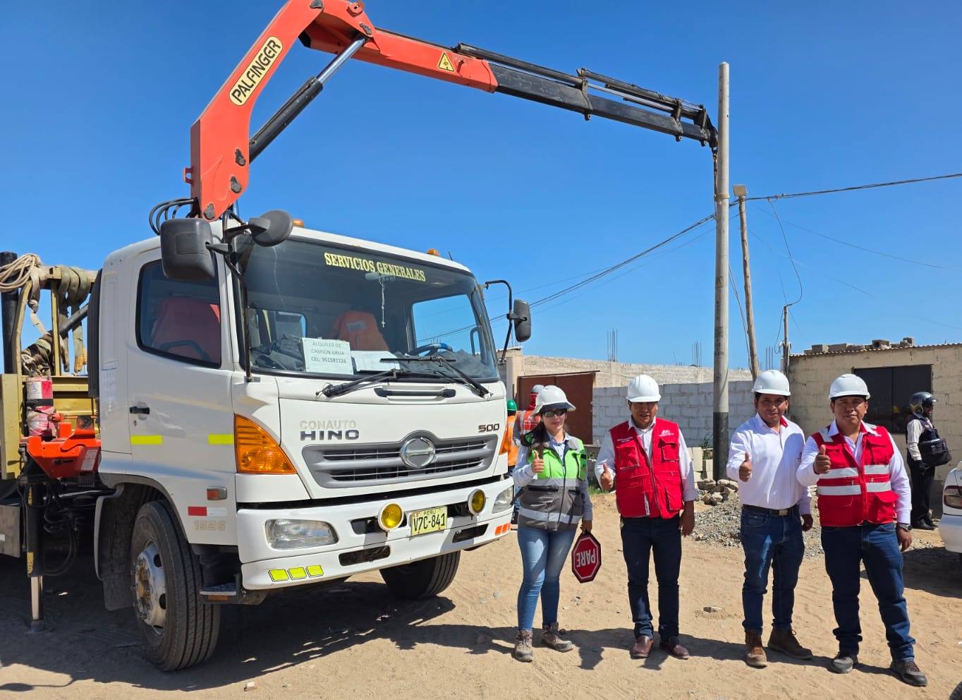 El Gobierno Regional de Moquegua, a través de la Dirección Regional de Energía y Minas Iniciamos izaje de postes en Obra Promuvi XIII