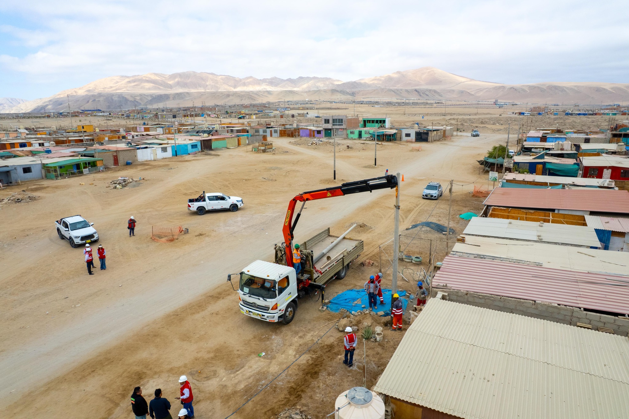 Gobierno Regional de Moquegua continua impulsando la electrificacion en Ilo con el Izaje de Postes